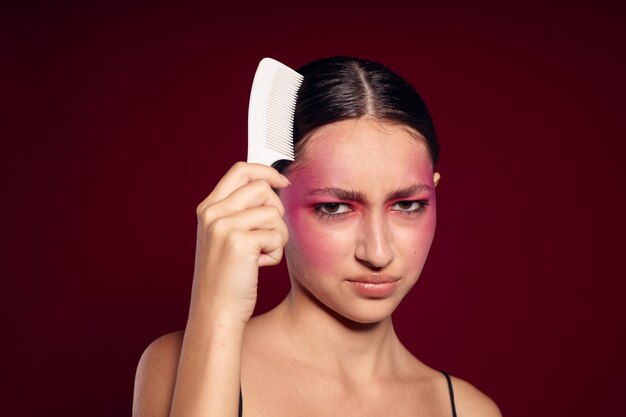 Primo piano di cura dell'acconciatura dei capelli di pettinatura della donna