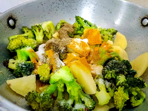 Primo piano di curry di patate e broccoli gustoso e sano fatto in casa