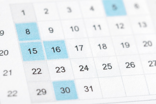 Primo piano di date sulla pagina del calendario