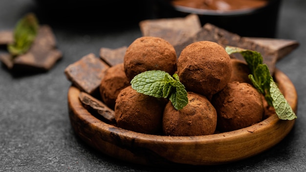 Primo piano di deliziose palline di cioccolato