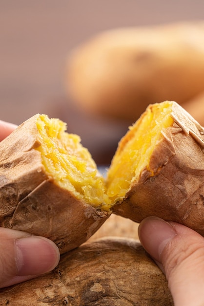 Primo piano di deliziose patate dolci arrostite fatte in casa in un piatto per mangiare, famoso cibo taiwanese.