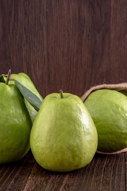 Primo piano di deliziosi bellissimi guava set con fresche foglie verdi