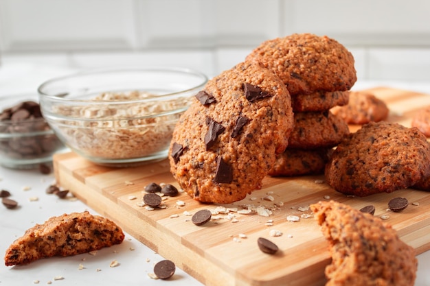 Primo piano di deliziosi biscotti d'avena fatti in casa con cioccolato Colazione sana servita su tavola di legno