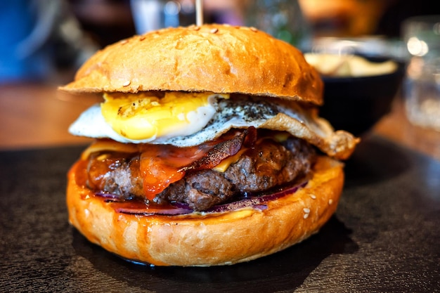 Primo piano di delizioso hamburger fresco sul tavolo nel ristorante