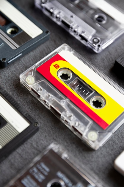 Primo piano di diverse vecchie cassette su sfondo grigio scuro Icona della musica degli anni '80 e '90 Messa a fuoco selettiva