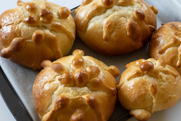 Primo piano di diversi pan de muerto messicani fatti in casa, messa a fuoco selettiva, dia de muertos concept