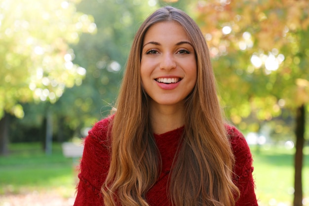 Primo piano di donna allegra sorridente al parco.