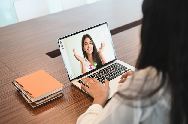 Primo piano di donna d'affari a parlare con i suoi colleghi videoconferenza