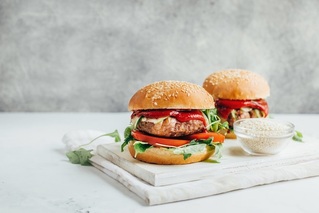 Primo piano di due hamburger su una lavagna bianca