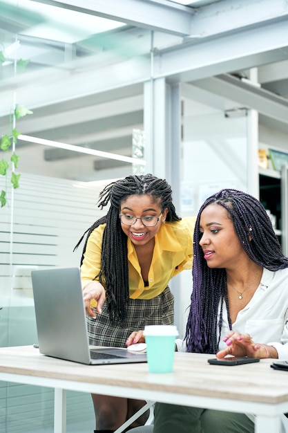 Primo piano di due imprenditrici al lavoro