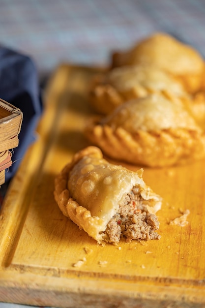 Primo piano di empanada argentina fritta tagliata al centro