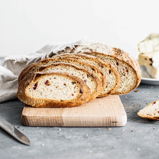 Primo piano di fette di pane di grano su un tavolo