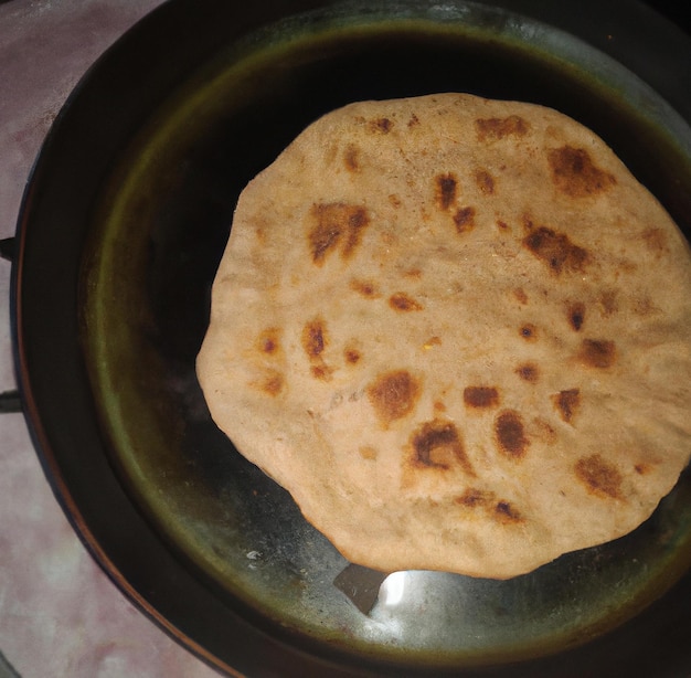 Primo piano di fette piatte di pane roti al forno in padella