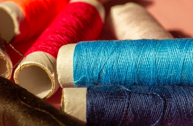 Primo piano di fili per cucire multicolori, concentrarsi sul colore azzurro