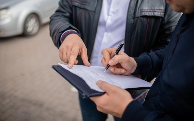 Primo piano di firma del contratto Documenti di firma del cliente nell'ufficio di concessionaria cliente che acquista auto o acquisto di proprietà