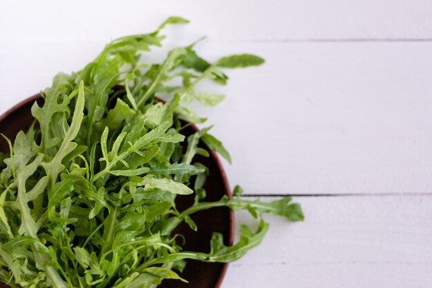 primo piano di foglie di rucola su sfondo bianco