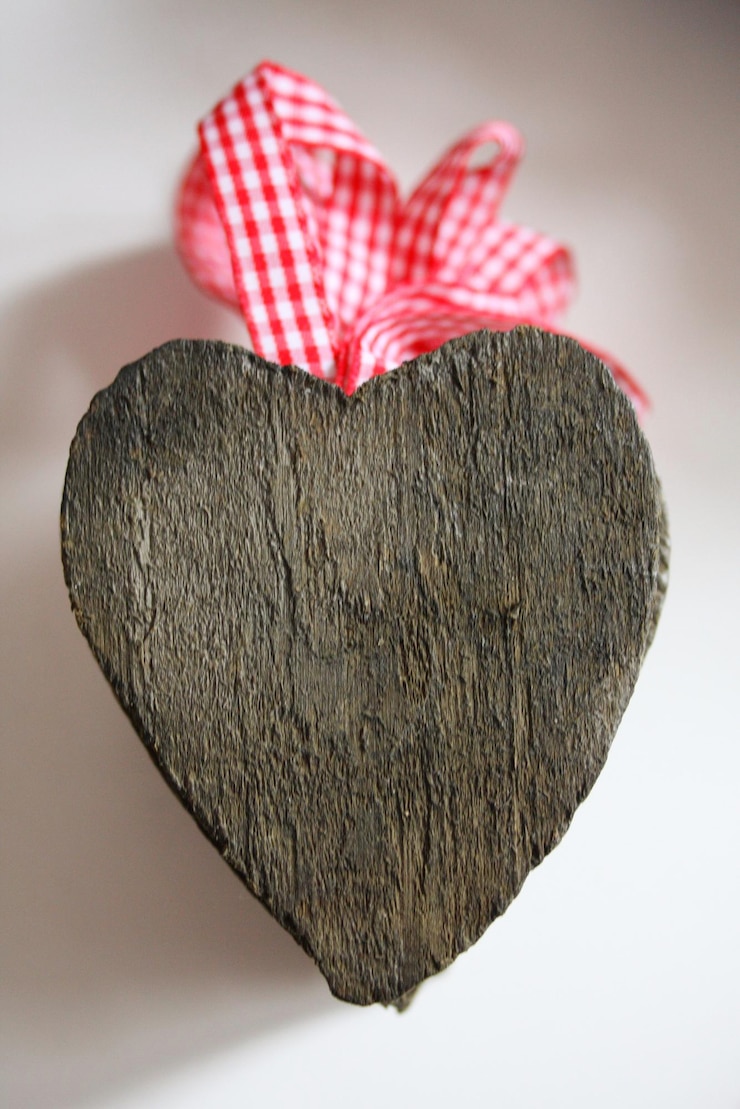 Foto primo piano di forma del cuore sopra priorità bassa bianca