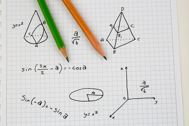 Primo piano di formule matematiche scritte a mano. Concetto di educazione