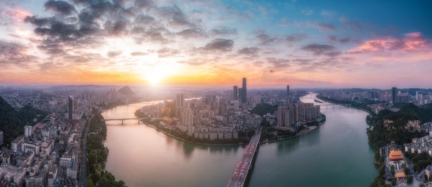 Primo piano di fotografia aerea del paesaggio della città di Liuzhou in Cina