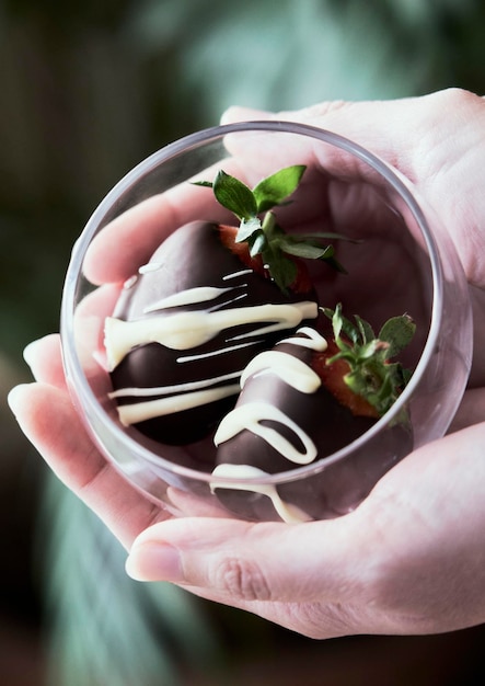 Primo piano di fragole ricoperte di cioccolato bianco e fondente