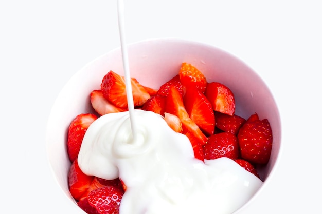 Primo piano di fragole tritate con yogurt naturale