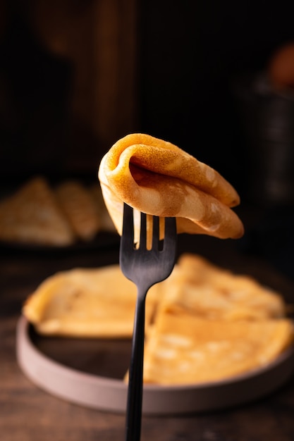 Primo piano di frittelle appena sfornate su un piatto