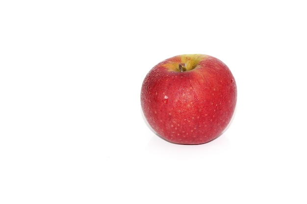 Primo piano di frutta rossa su sfondo bianco