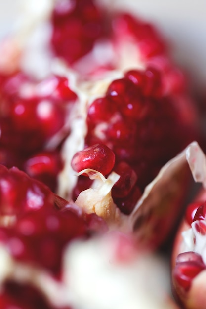 Primo piano di frutta rossa succosa melograno maturo