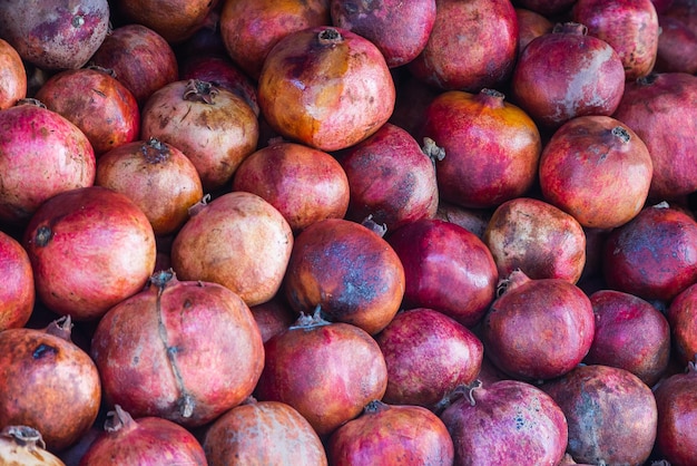 Primo piano di frutti luminosi per texture di sfondo Melograni rossi maturi in mostra