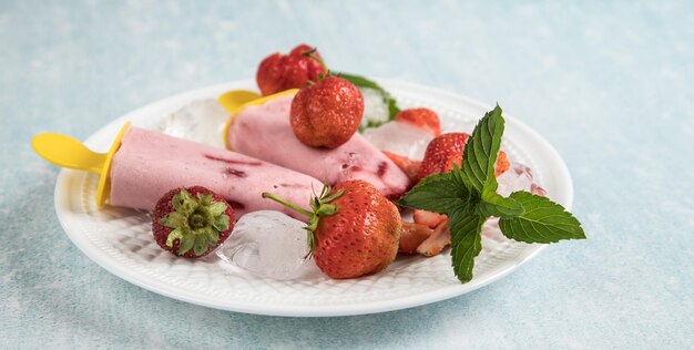 Primo piano di gelato vegano fatto in casa su latte di cocco con fragole Sani dessert estivi