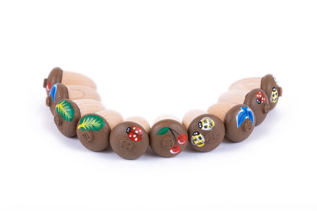 primo piano di giocattoli per bambini in legno naturale a forma di ghiande con conchiglie