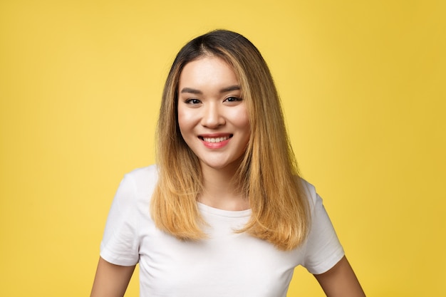 Primo piano di giovane bella donna asiatica con faccina sorridente