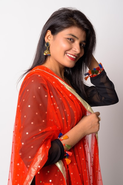Primo piano di giovane bella donna persiana che indossa abiti tradizionali isolati