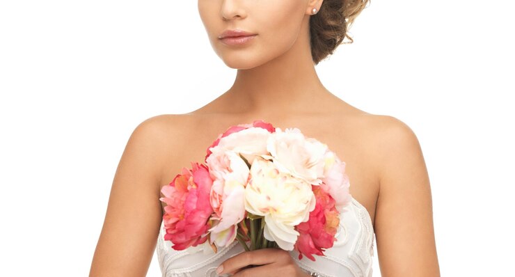 Foto primo piano di giovane donna con bouquet di fiori.