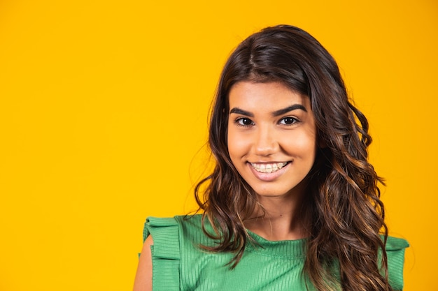 Primo piano di giovane donna sorridente