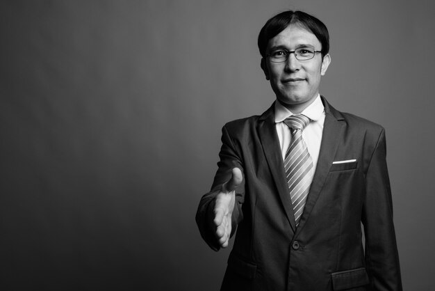 Primo piano di giovane imprenditore asiatico indossando occhiali da vista