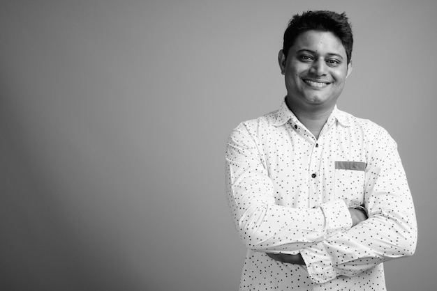 Primo piano di giovane imprenditore indiano che indossa una camicia bianca