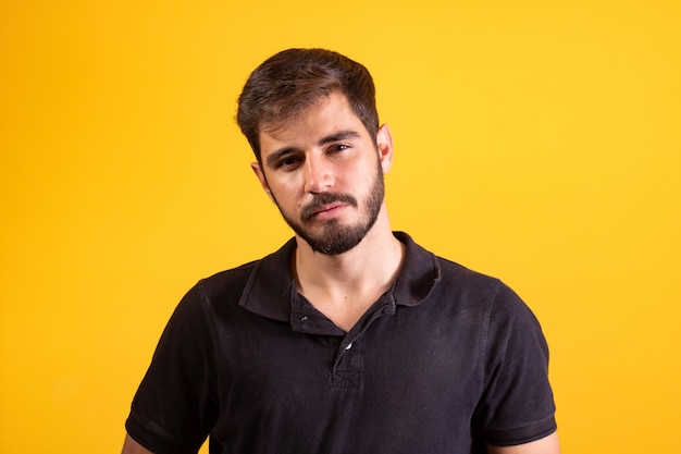 Primo piano di giovane ragazzo bello che guarda l'obbiettivo.