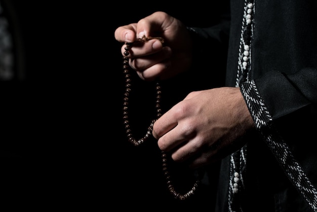 Primo Piano Di Giovane Uomo Musulmano Con Il Rosario Che Prega Nella Moschea