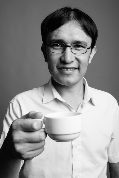 Primo piano di giovani asiatici nerd uomo che indossa occhiali da vista