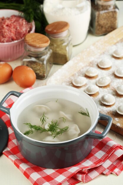 Primo piano di gnocchi crudi e cotti in cucina