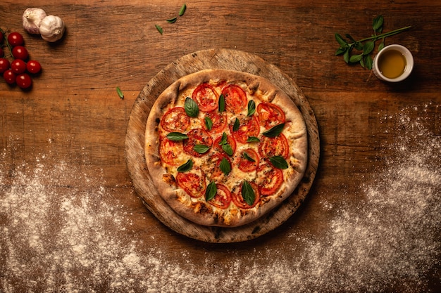 Primo piano di gustosa pizza su un tagliere di legno