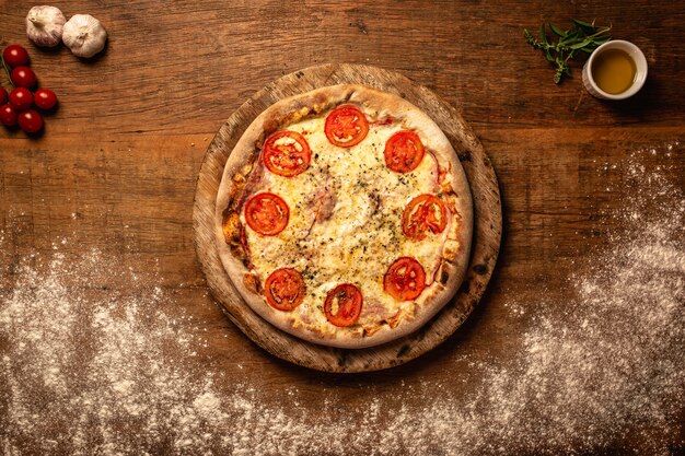 Primo piano di gustosa pizza su un tagliere di legno