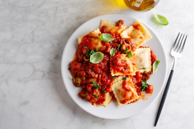 Primo piano di gustosi ravioli italiani