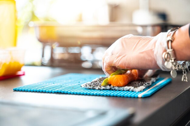 Primo piano di gustosi sushi uramaki giapponesi con salmone