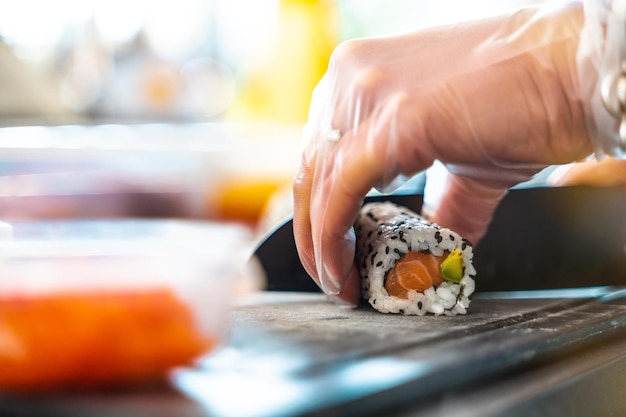 Primo piano di gustosi sushi uramaki giapponesi con salmone