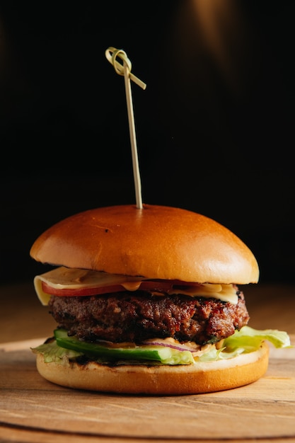 Primo piano di hamburger classico gustoso fatto in casa sulla tavola di legno