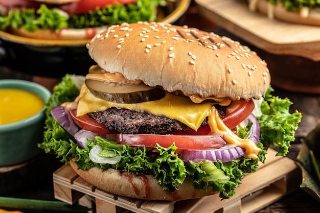 Primo piano di hamburger fatti in casa su fondo di legno. cibi assortiti da asporto o da consegnare.