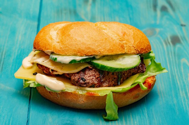 Primo piano di hamburger fatti in casa su fondo in legno