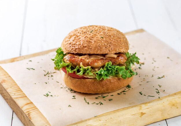 Primo piano di hamburger fatto in casa su tavola di legno